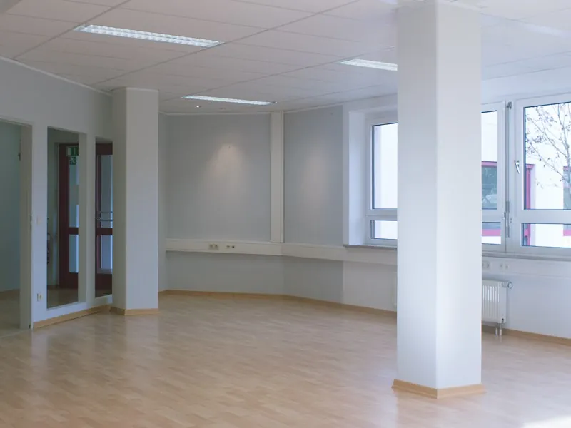 Büroetage mit Stützen und Parkett