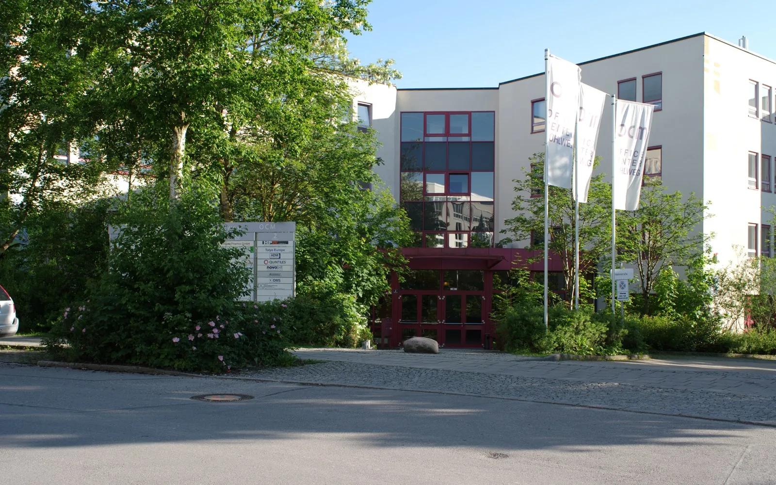 Das Office Center Mühlweg in Sauerlach mit Eingang und Bäumen