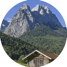 Berghütte vor Alpengipfeln im Oberland