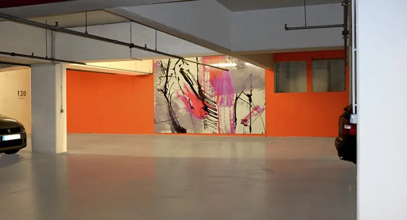 Tiefgarage mit abstraktem Wandbild