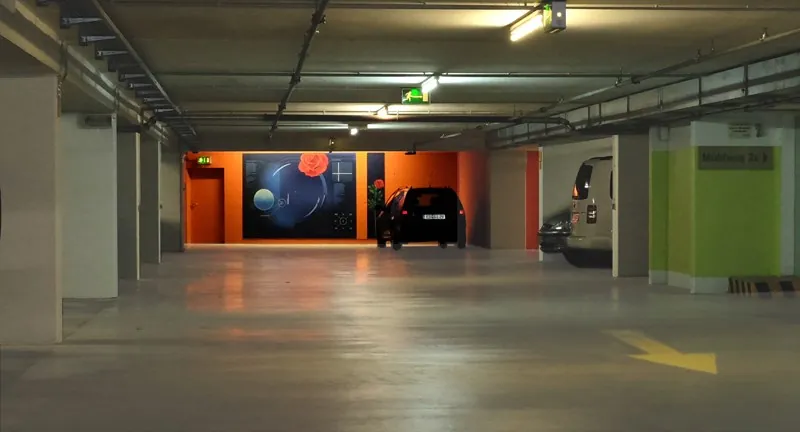 Tiefgarage mit Weltraum-Motiv